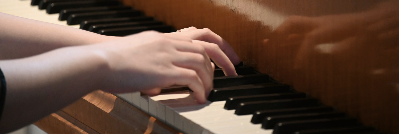 Xinyi Zhang leaning on the piano lid